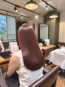 RUANA青山の店内で撮影したロングヘアの後ろ姿